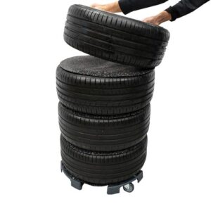 Felgenschutzmatten sind zwischen einem Stapel Reifen gelegt.